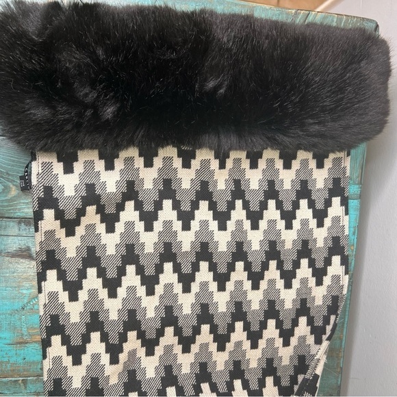 Carlisle 100% Wool Chevron Black & Grey Faux Fur Scarf - Picture 7 of 10
